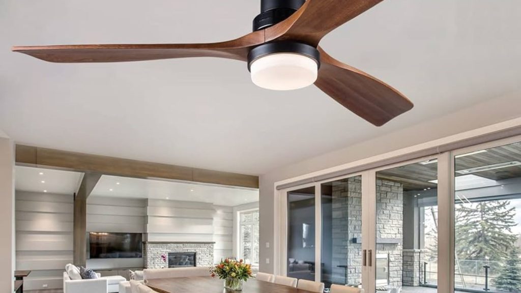 Um ventilador de teto de madeira de 3 pás e ilumanição em uma cozinha moderna.