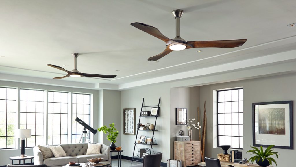 Imagem de dois ventiladores de teto em uma casa.