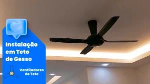 Ventilador de Teto preto instalado em teto de gesso