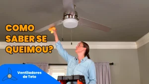 Mulher em uma escada fazendo manutenção no ventilador de teto