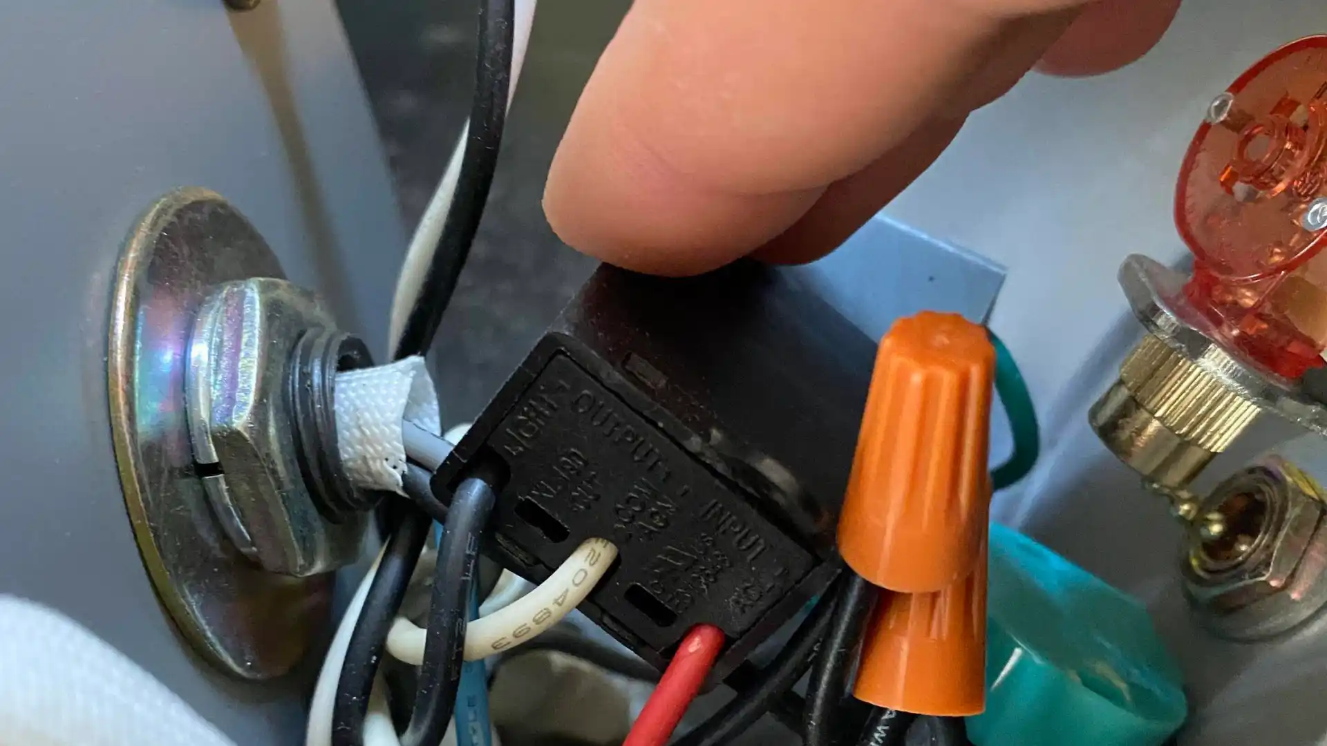 Leia mais sobre o artigo Como Testar Capacitor de Ventilador de Teto: Guia Completo