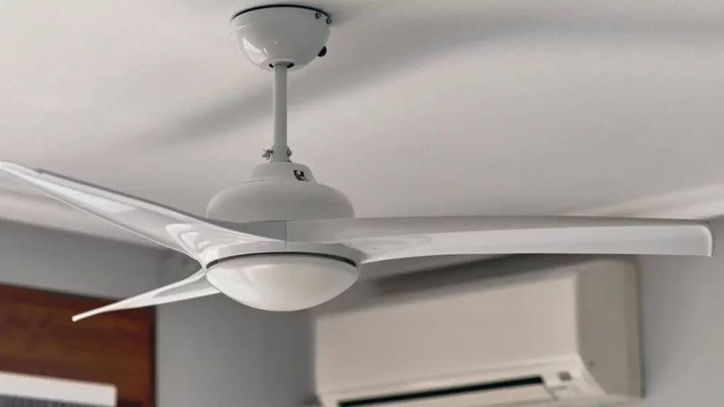 Ventilador de teto branco sendo usado em conjunto com um ar-condicionado