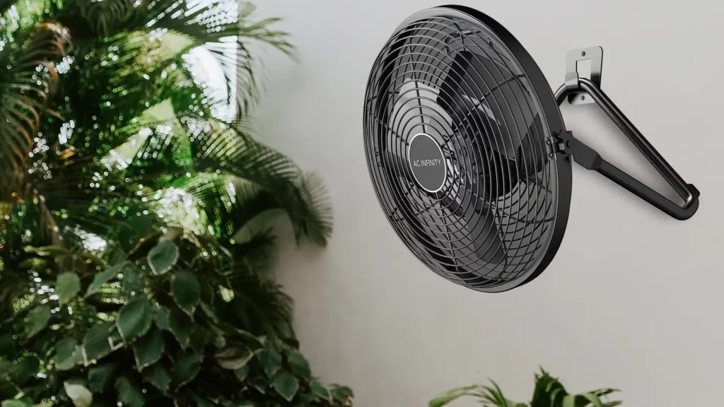 Ventilador de parede preto em um ambiente externo